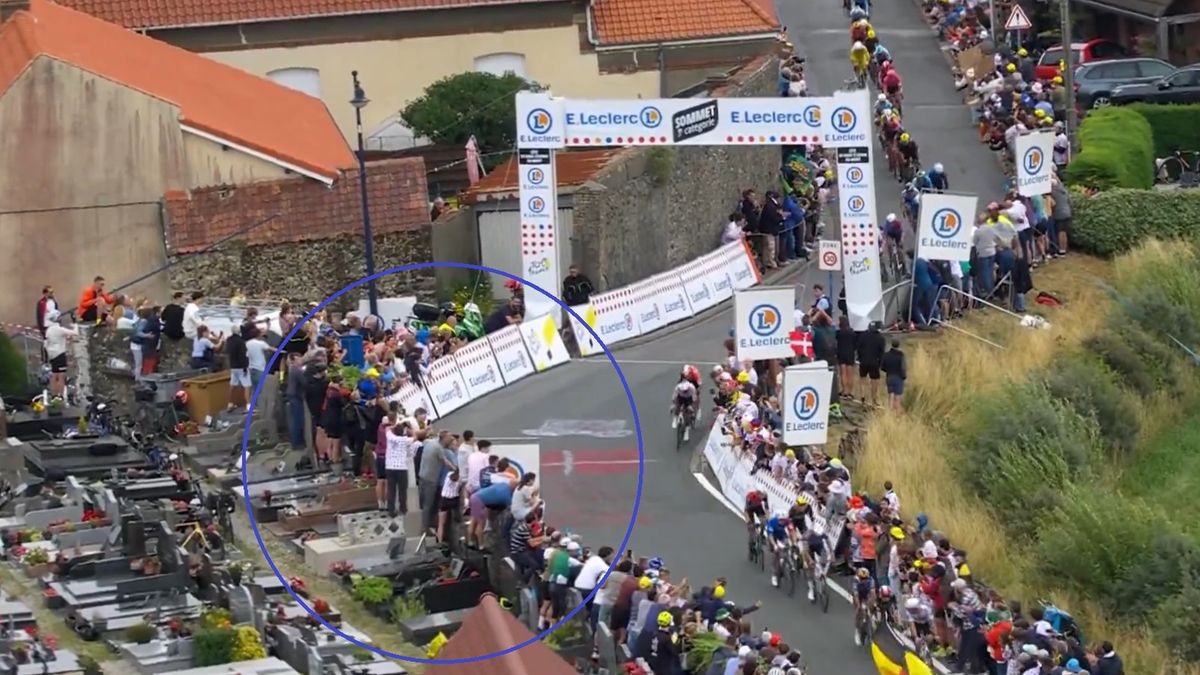 Twitter / Tour de France / wyścig Tour de France i kibice stojący na grobach