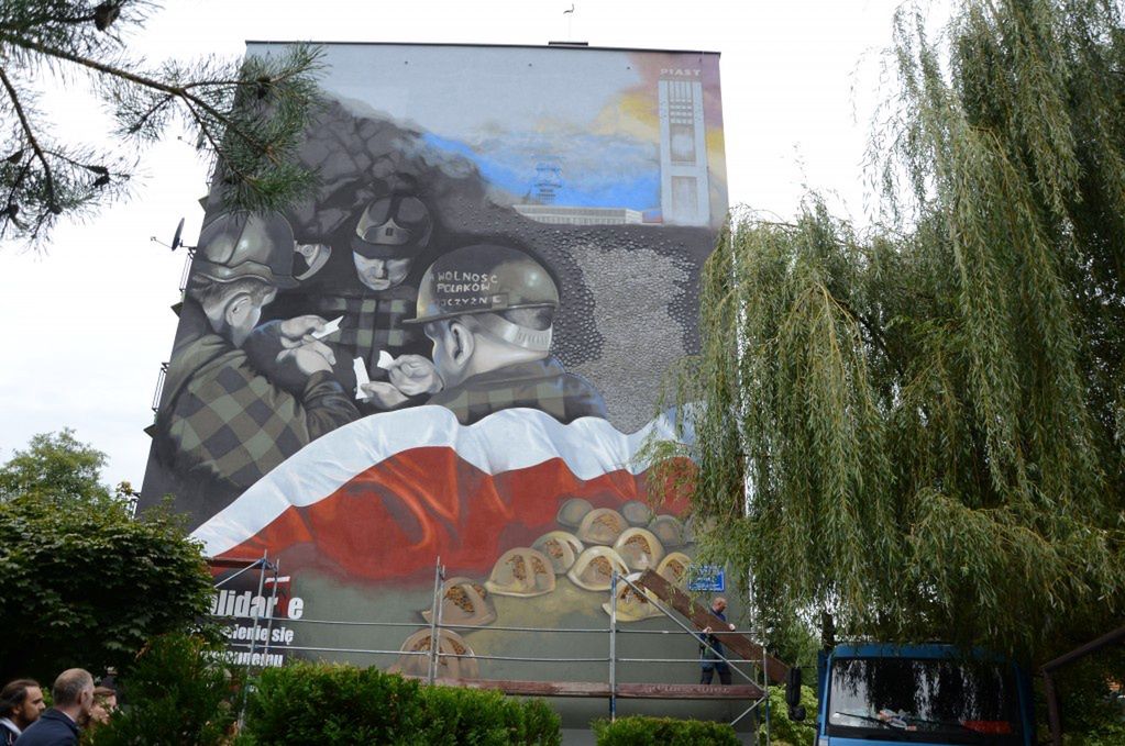 Bieruń. Na ścianie bloku powstał mural upamiętniający 40 rocznicę strajku w kopalni "piast".