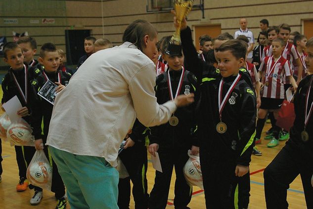 Piłkarze Akademii Sandecja odbierają puchar za zajęcie drugiego miejsca, fot. Krzysztof Niedzielan