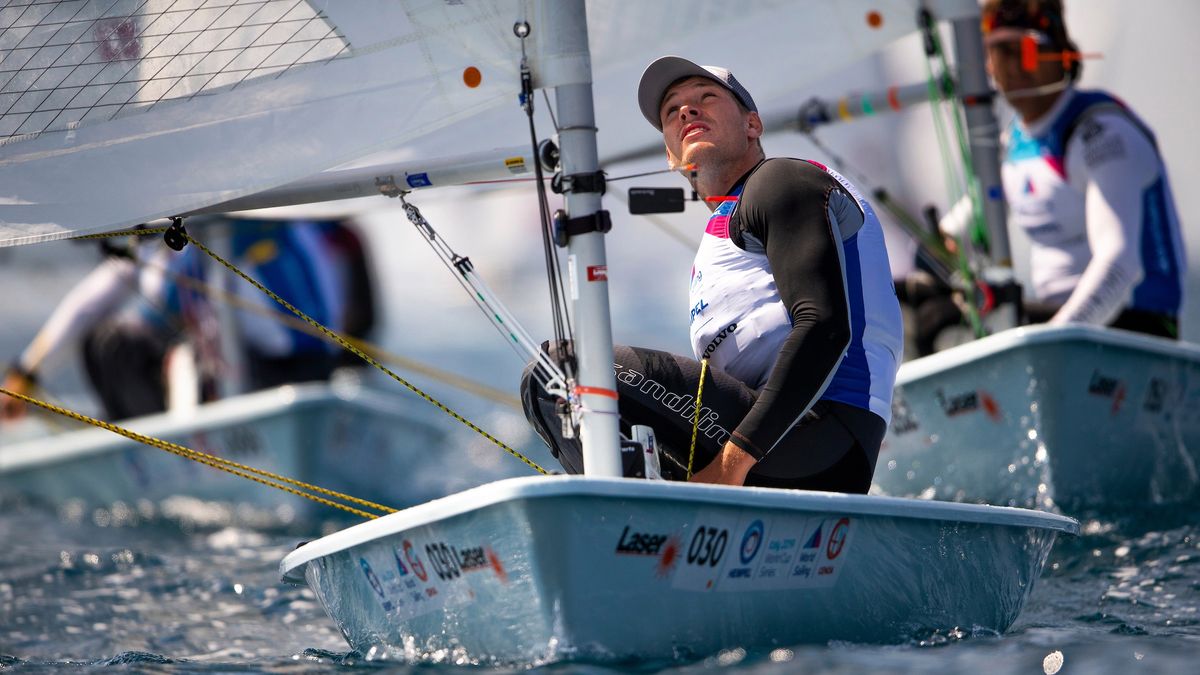 Tadeusz Kubiak na jachcie olimpijskiej klasy Laser Standard