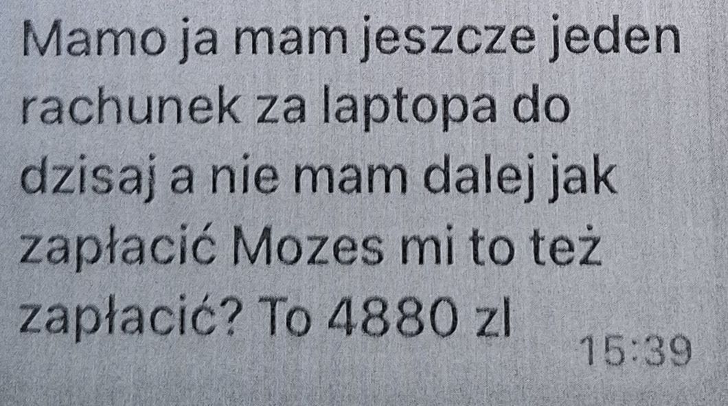 Fot. Licencjodawca.  Uwierzyła, że córka utopiła telefon w ubikacji i przelała jej pieniądze na nowy