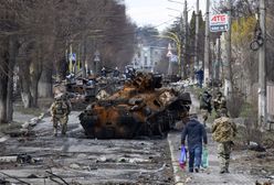 Kradli zabawki i sprawdzali podręczniki. Rosjanie szukali "ubranych na czarno nazistów"