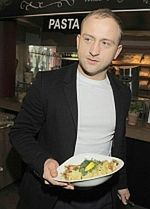 Ukochana Szyca go karmi