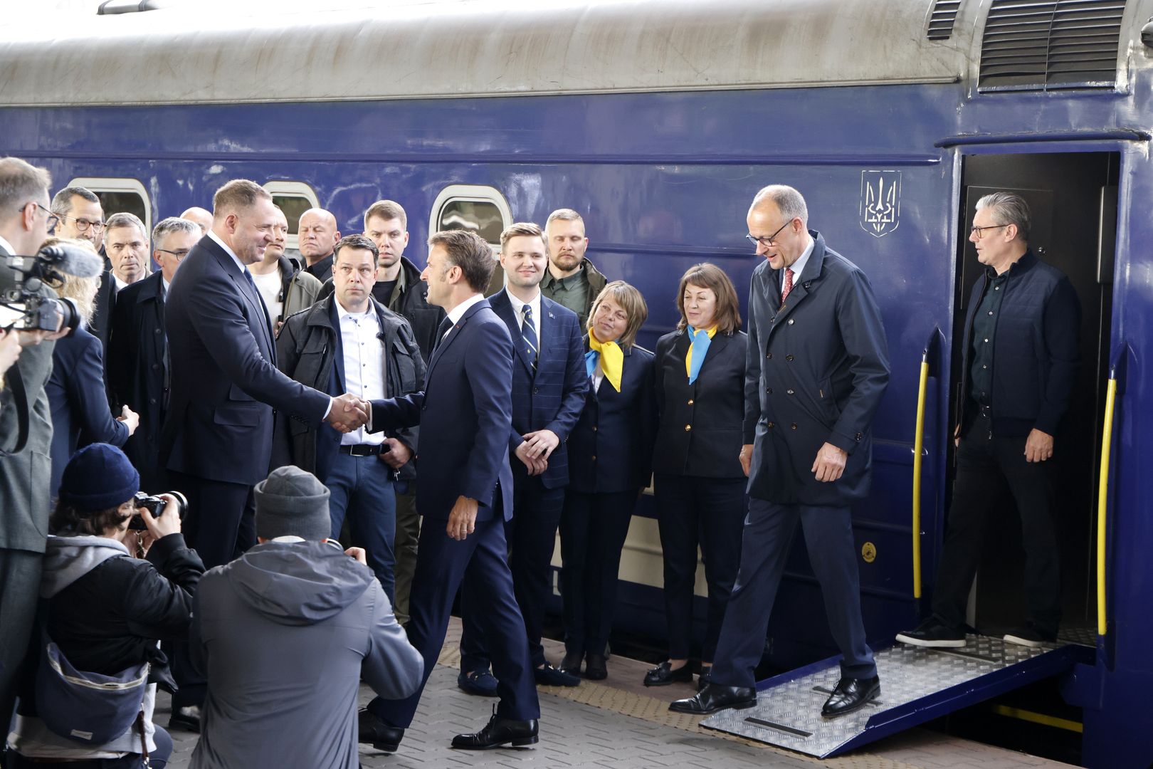 European leaders visit Ukraine
epa12087981 An official greets France's President Emmanuel Macron (C-L), Germany's Chancellor Friedrich Merz (2-R) and Britain's Prime Minister Keir Starmer (R) as they arrive at Kyiv railway station, in Kyiv, Ukraine, 10 May 2025, ahead of a gathering of European leaders in the Ukrainian capital. The leaders of Britain, France, Germany, and Poland are on an unprecedented joint visit to Kyiv on 10 May for talks with Ukraine's president and to urge Russia to agree to a ceasefire, a joint statement said.  EPA/LUDOVIC MARIN / POOL  MAXPPP OUT 
Dostawca: PAP/EPA.
LUDOVIC MARIN / POOL
politics, EU, ukraine, kiev, visit