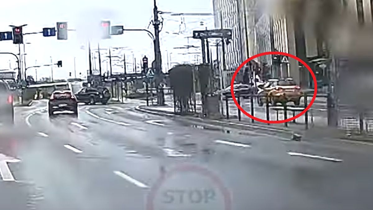 Kierowca osobówki wjechał na tory 