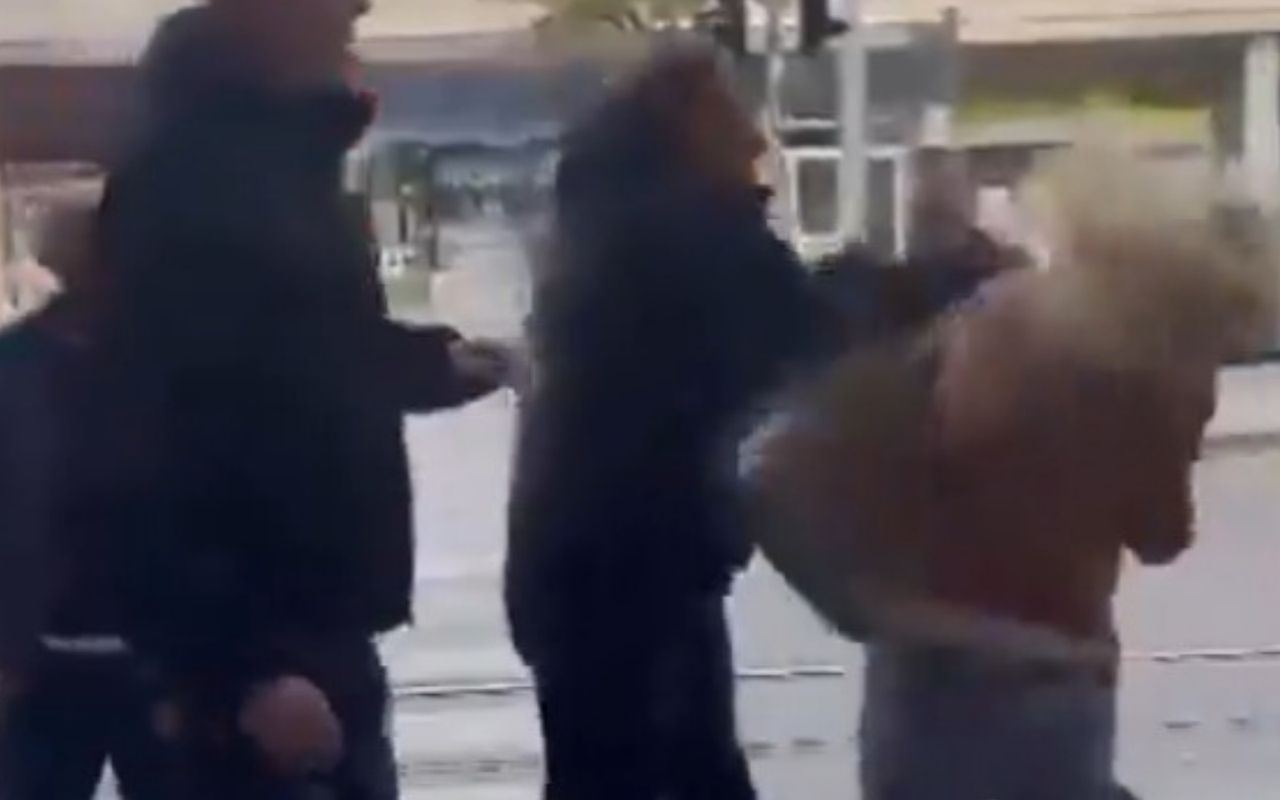 Skandaliczne sceny w Serbii. Uderzył kobietę na ulicy w dniu wyborów
