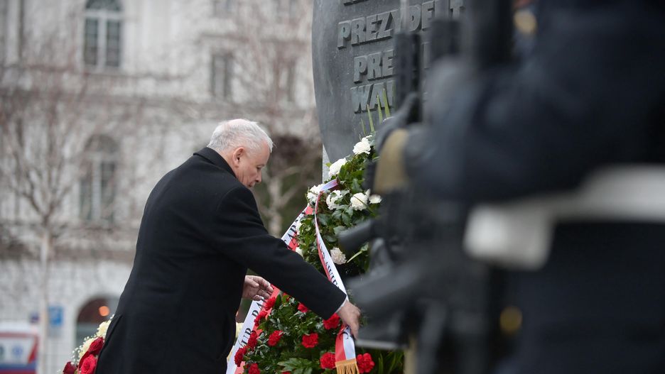 10.02.2022. Prezes Prawa i Sprawiedliwości Jarosław Kaczyński składa kwiaty pod pomnikiem prezydenta Lecha Kaczyńskiego na pl. Piłsudskiego w Warszawie