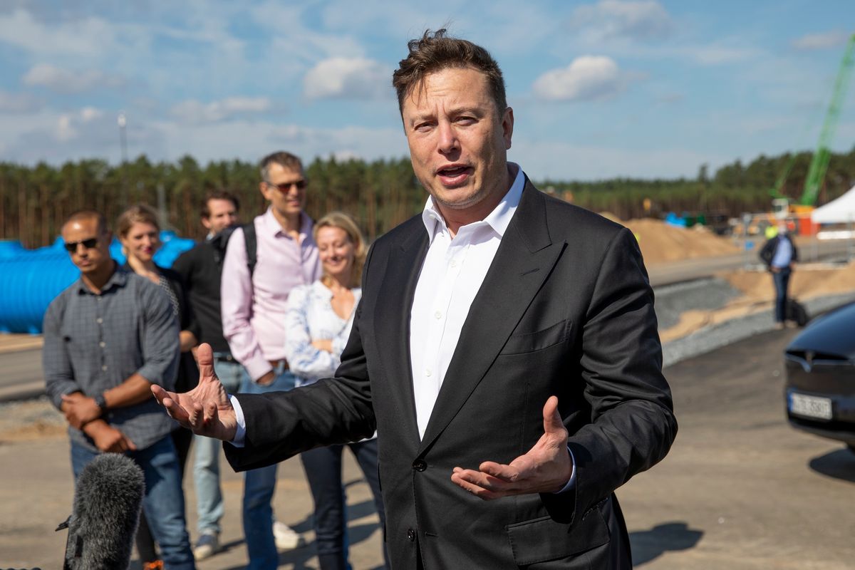 Elon Musk na placu budowy niemieckiej fabryki Tesli, wrzesień 2020 roku