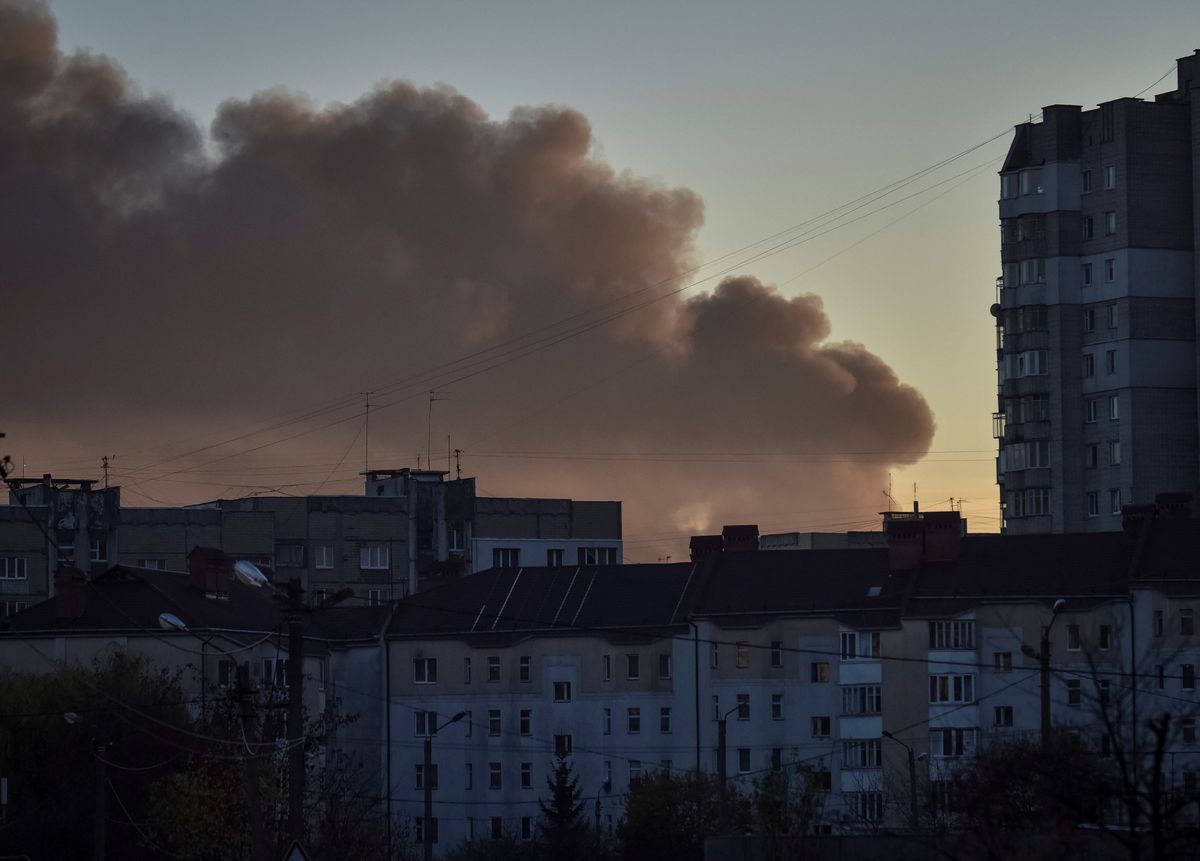 Reuters: Rosja nie prowadzi już ofensywy. Na zdjęciu chmura dymu nad Lwowem po ataku rakietowym we wtorek