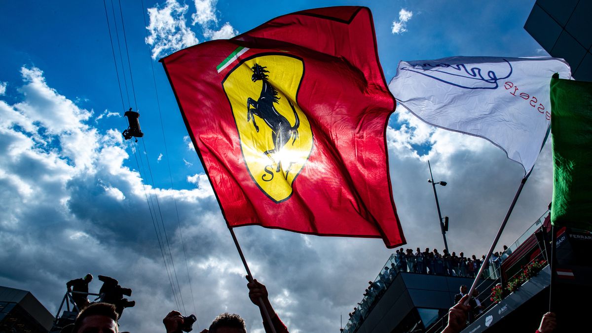 Zdjęcie okładkowe artykułu: Materiały prasowe / Ferrari / Na zdjęciu: flaga Ferrari
