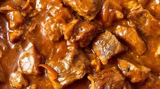 Wystarczy łyżka do gulaszu lub sosu. Mięso mięknie w mig, a zachowuje soczystość