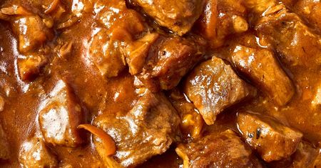 Wystarczy łyżka do gulaszu lub sosu. Mięso mięknie w mig, a zachowuje soczystość