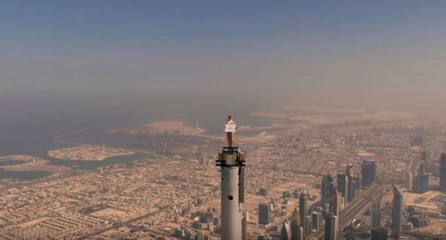 Stewardesa na szczycie Burj Khalifa reklamuje Emirates (wideo)