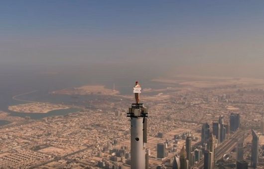 Stewardesa na szczycie Burj Khalifa reklamuje Emirates (wideo)