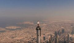 Stewardesa na szczycie Burj Khalifa reklamuje Emirates (wideo)