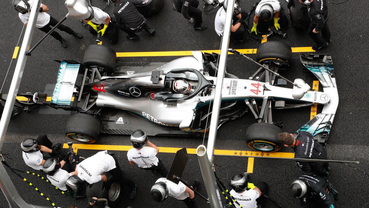 Lewis Hamilton podczas pit-stopu