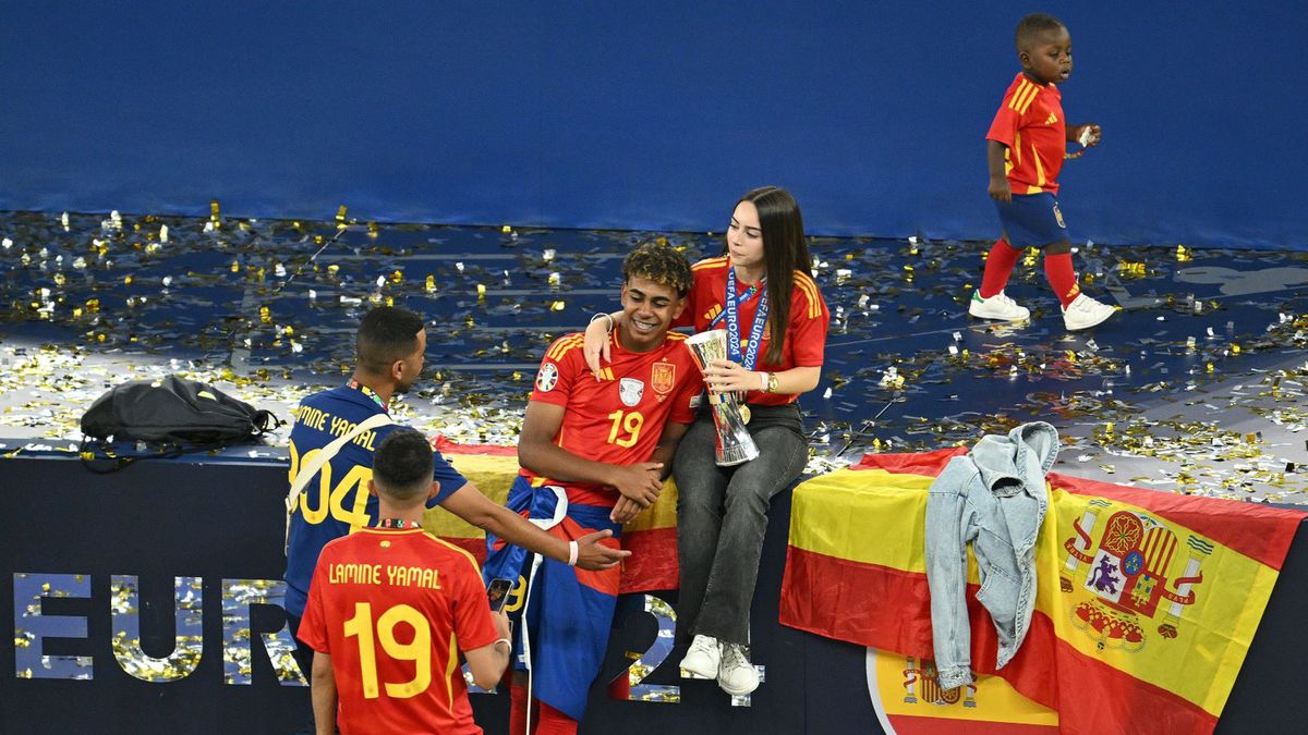 Getty Images / https://www.gettyimages.com/detail/news-photo/lamine-yamal-of-spain-celebrates-victory-with-family-and-news-photo/2162036440?adppopup=true / Tullio Puglia - UEFA/UEFA via Getty Images