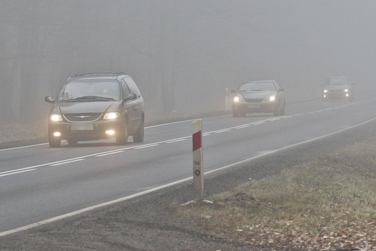 Podczas mgły spotkanie kierowcy, który niewłaściwie używa świateł, jest banalnie proste