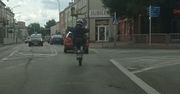 18-latek na jednym kole jeździł ulicami miasta. Wszystko nagrały kamery