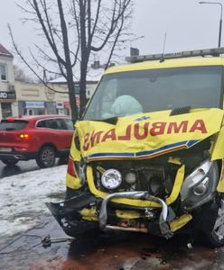 Wypadek z udziałem karetki. Trzy osoby trafiły do szpitala