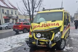 Wypadek z udziałem karetki. Trzy osoby trafiły do szpitala