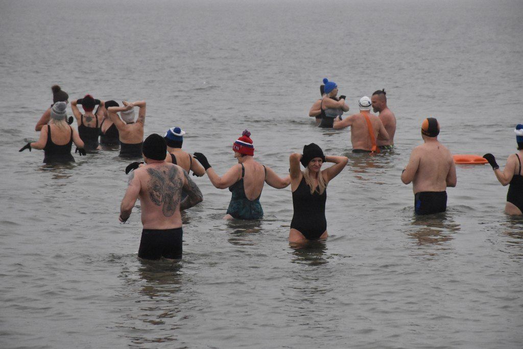 Mielno: W samo południe wskoczyli do zimnego Bałtyku. Listopadowa kąpiel Morsów [ZDJĘCIA]