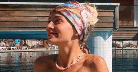 Wiktoria Gąsiewska rozmyśla nad sensem życia, pluskając się w basenie (FOTO)