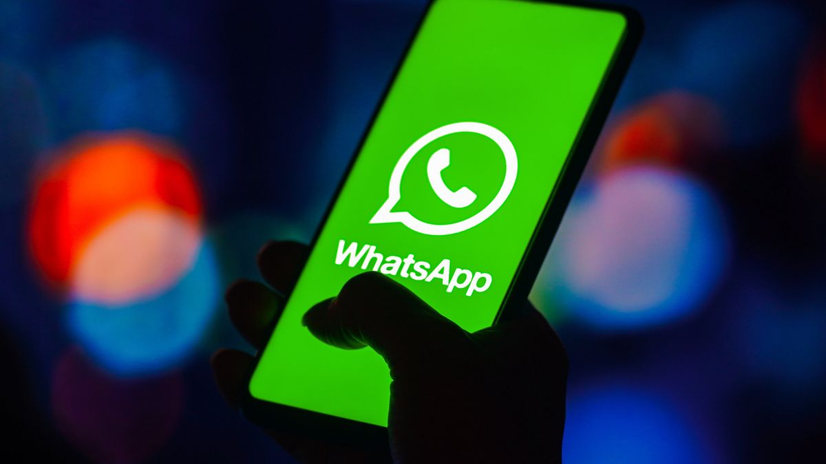 BRAZIL - 2022/10/17: In this photo illustration, the WhatsApp logo is displayed on a smartphone screen. (Photo Illustration by Rafael Henrique/SOPA Images/LightRocket via Getty Images)