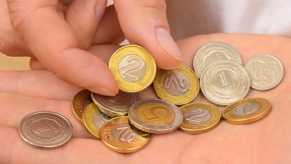 Changes held in hand, counting down the amount down to the pennyChanges held in hand, counting down the amount down to the pennyPawel Kacperek