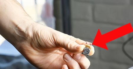 Jak znaleźć ukrytą kamerę w hotelu? Przeczytaj, zanim pojedziesz na wakacje