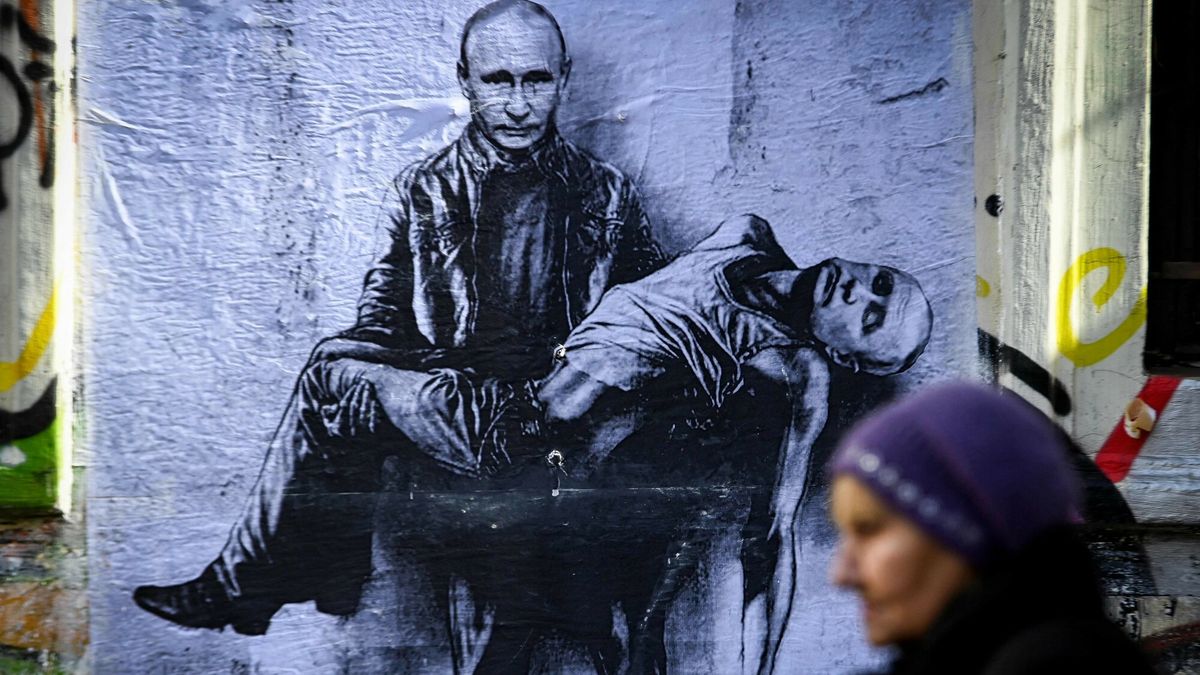 Mural w Sofii przedstawiający Putina niosącego swoje własne ciało.