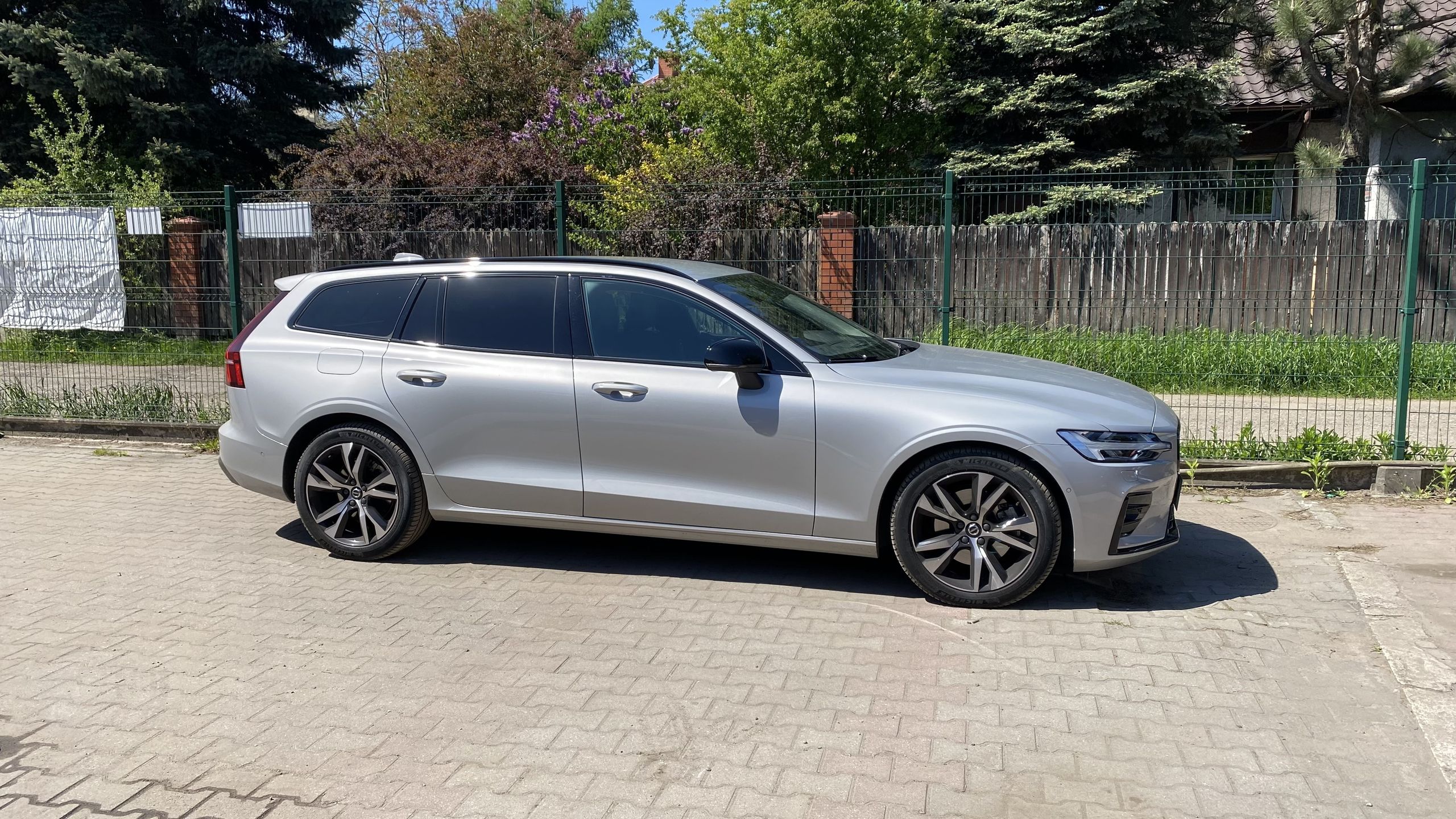 W czasie rozmowy przyjechał rozczarowany klient swoim świeżym Volvo V60