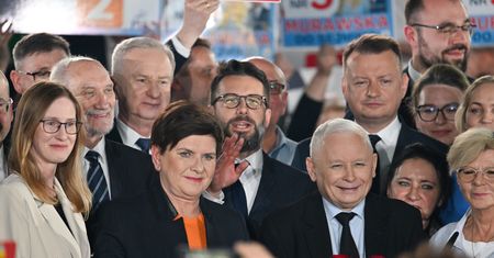 PiS utrzymuje samodzielną większość. Szydło ogłasza sukces