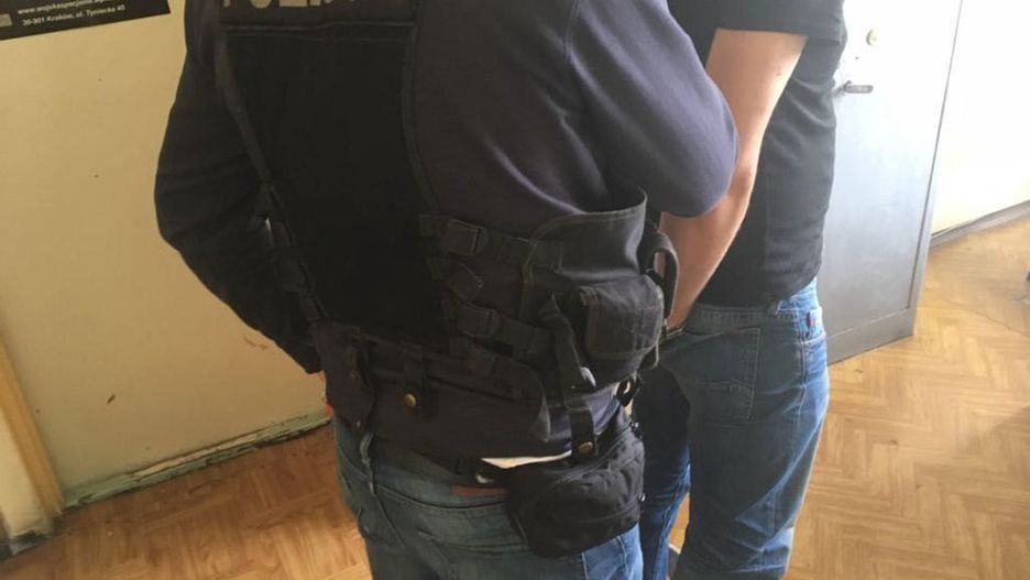 Śląskie. Policja szybko zatrzymała sprawców brutalnego pobicia mężczyzny w bloku w Sosnowcu Zagórzu.