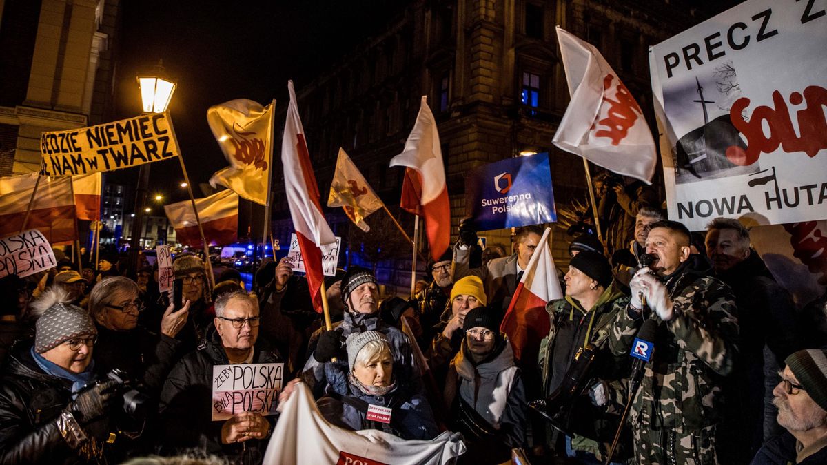 Kraków, 05.01.2024. "Protest Wolnych Polaków" na Placu Matejki w Krakowie, 5 bm. Manifestacja w "obronie mediów publicznych". 