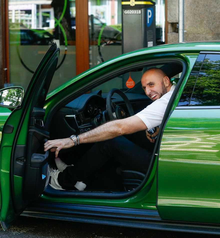 Marcin Gortat jeździ Porsche Panamera za prawie milion złotych