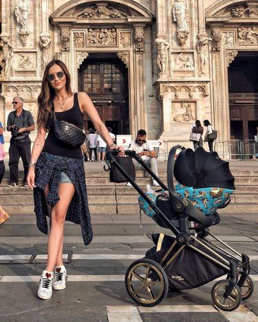 Marina Łuczenko z synkiem na spacerze w Mediolanie
