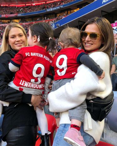 Zosia Ślotała i Anna Lewandowska z dziećmi na stadionie