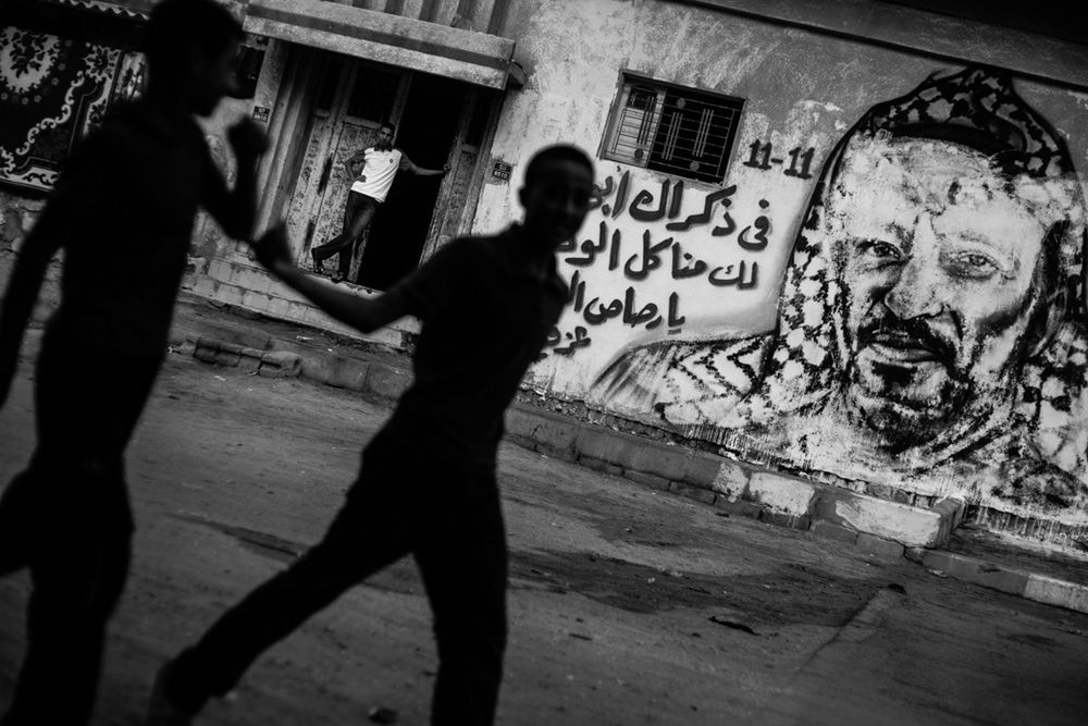 Po dojściu do władzy radykalnego Hamasu, za namalowanie tego Portretu mającego upamiętnić 6. rocznicę śmierci Arafata, młody artysta został zamknięty na parę dni w areszcie. Po zamalowaniu go białą farbą przez ojca, chłopak został wypuszczony.