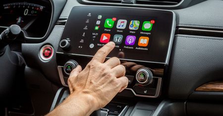 Android Auto i Apple CarPlay gorsze niż alkohol i marihuana. Zbadano czas reakcji kierowców