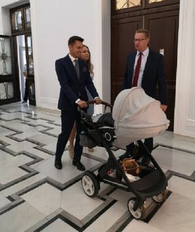 Sejm dla dzieci! Arkadiusz Myrcha i Kinga Gajewska z wózkiem na sejmowych korytarzach