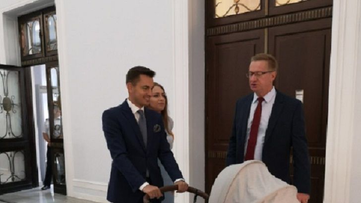 Myrcha i Gajewska z dzieckiem w Sejmie