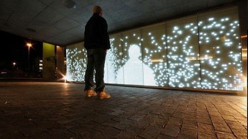 Interaktywna ściana LED zmienia cienie w światło 1