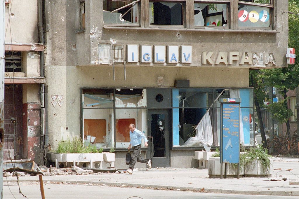 Ulice Sarajewa po atakach w czasie wojny na początku lat 90.
