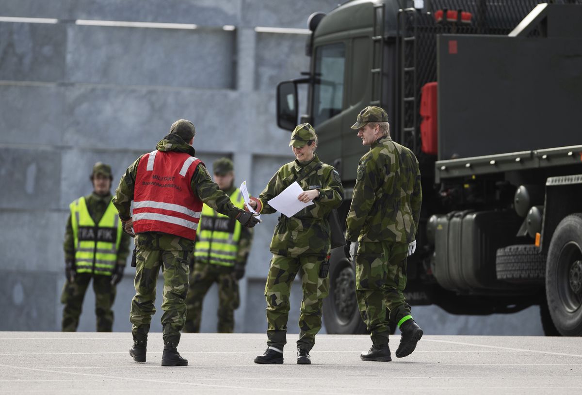 Szwedzi początkowo nie mieli w planach zaopatrywania Ukrainy w broń - dozbrajania walczącego państwa nie przewidują szwedzkie przepisy. Teraz padła deklaracja wysłania militarnych transportów 
