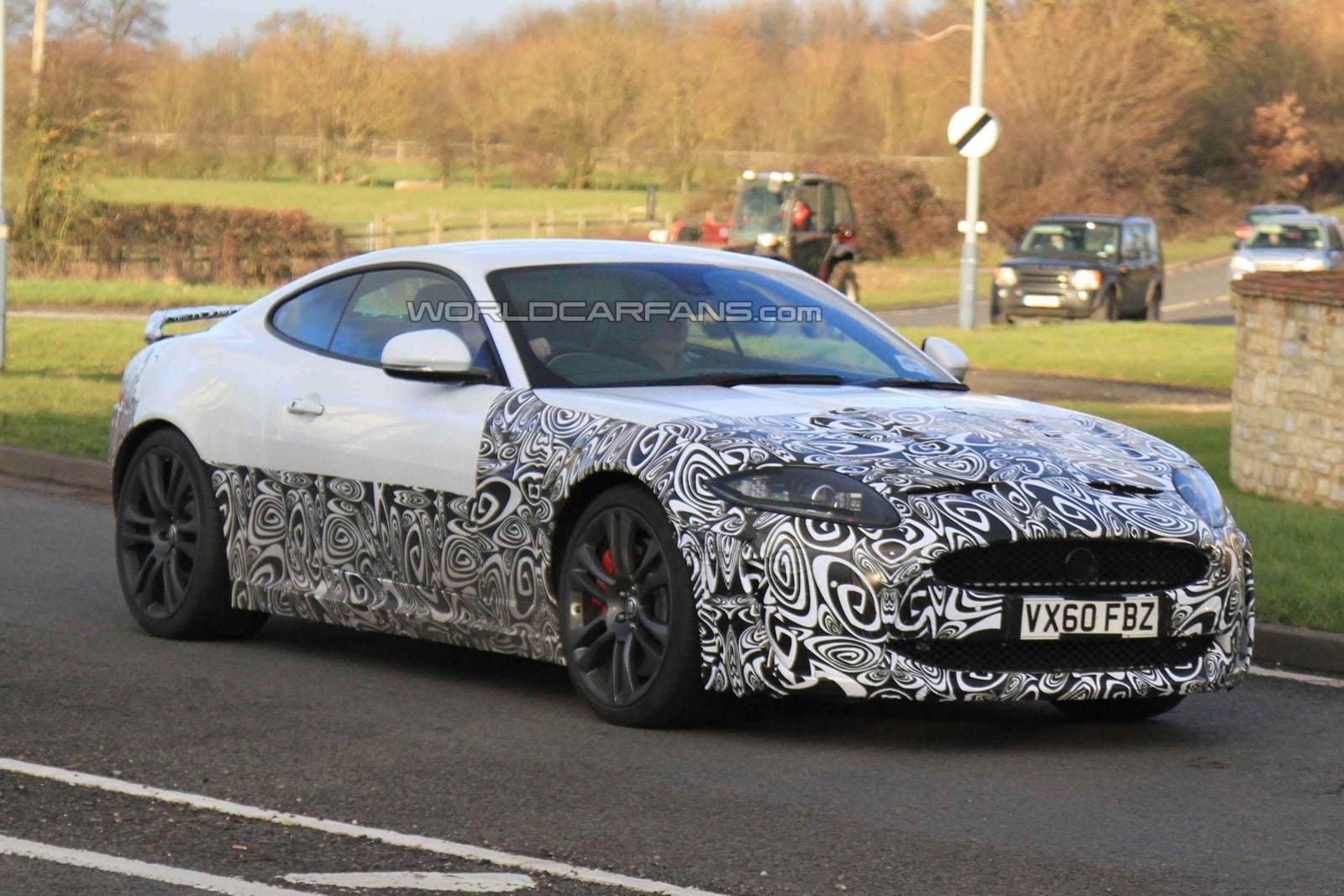 Zakamuflowany Jaguar XK