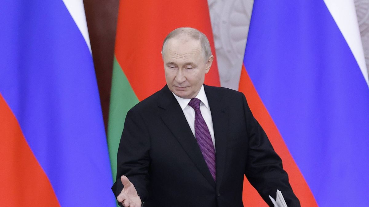 Belarus President Alexander Lukashenko visits Russia
epa11961432 Russian President Vladimir Putin attends a press conference following a meeting with his Belarusian counterpart Alexander Lukashenko (not pictured) in Moscow, Russia, 13 March 2025. Lukashenko is on an official visit to Moscow.  EPA/MAXIM SHEMETOV/POOL 
Dostawca: PAP/EPA.
MAXIM SHEMETOV/POOL
talks, flags, meeting, interior, visit