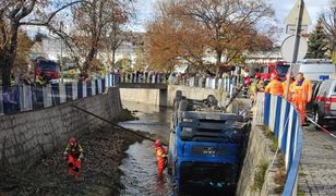 Wypadek w Strzegomiu. TIR z burakami wpadł do rzeki. Doszło do wycieku