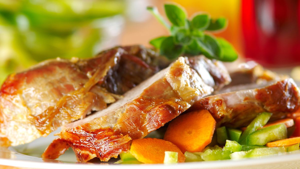 Schab pieczony z warzywami wychodzi o wiele bardziej soczysty