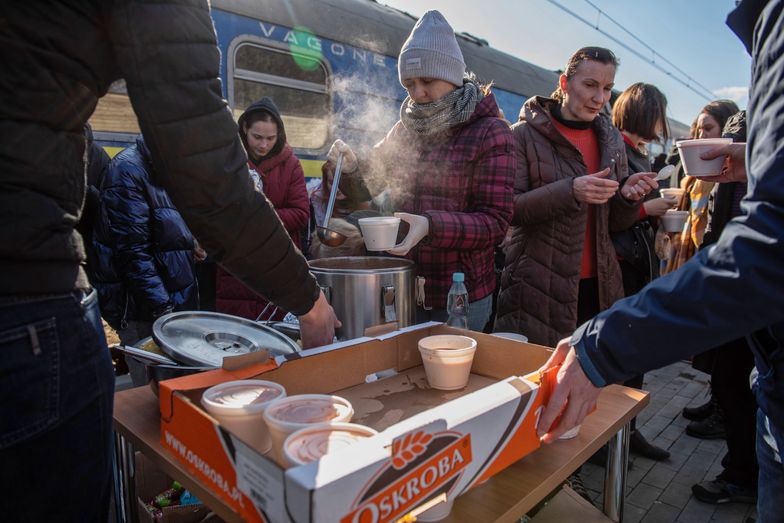 Dorohusk, 28.02.2022. Wydawanie żywności dla uchodźców podróżujących pociągiem relacji Kijów-Warszawa na stacji kolejowej w Dorohusku, 28 bm. Trwa inwazja Rosji na Ukrainę. (jm) PAP/Wojtek Jargiło ***Okres prawa użycia zdjęcia przedłużony do 11 stycznia 2023 r. dla wszystkich odbiorców CSF PAP***